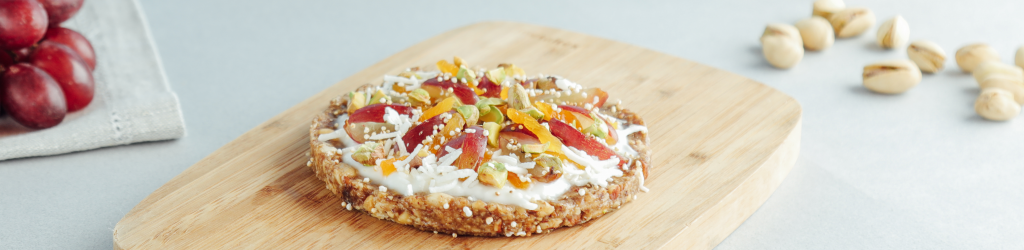 Pizza de Avena Quaker®, yogurt de coco, uvas y chabacano