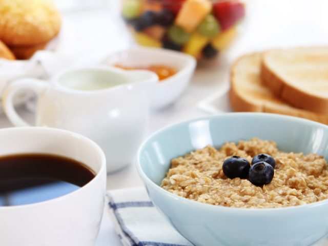¿Qué desayunar? 3 grupos de alimentos para preparar desayuno saludable